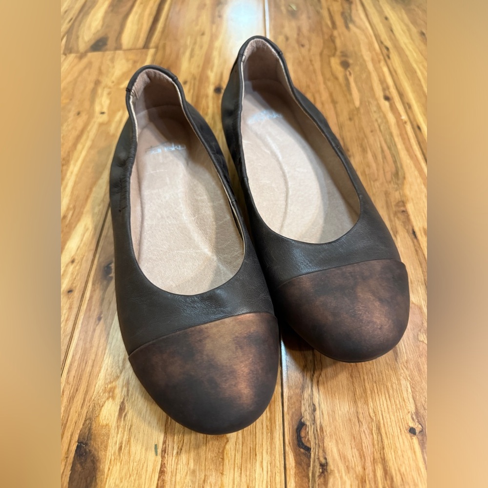 Dansko Women's Lisanne Chocolate Brown Leather Ballet Flats Size 37 Size 7